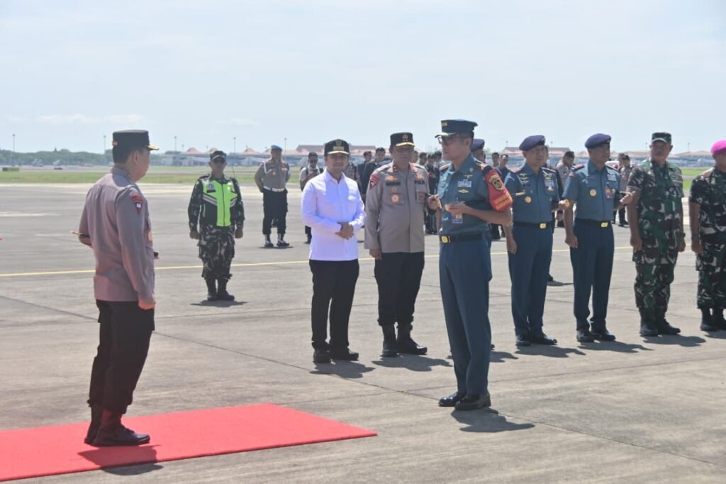 Kapolri Jenderal Listyo Sigit Prabowo Disambut Komandan Puspenerbal di Base Ops Lanudal Juanda