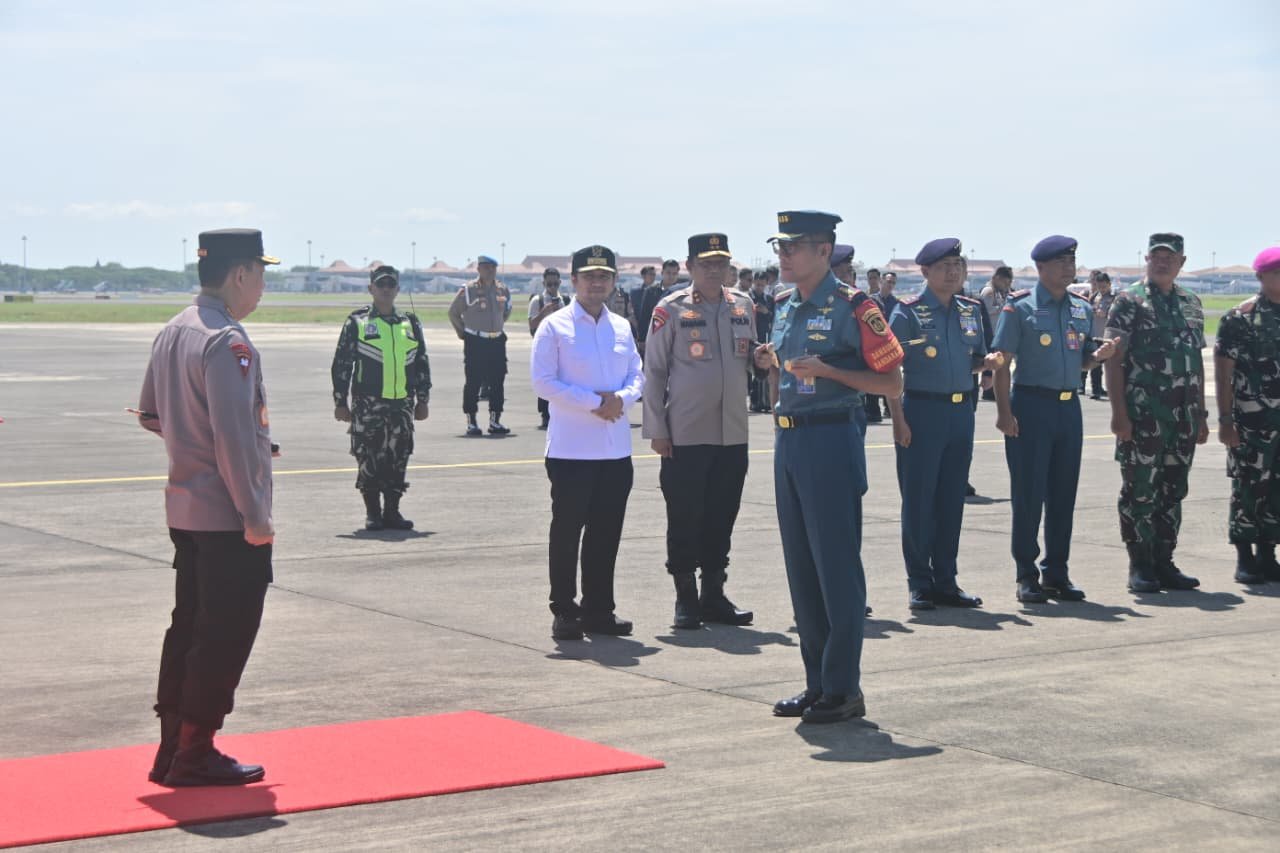 Kapolri Jenderal Listyo Sigit Prabowo Disambut Komandan Puspenerbal di Base Ops Lanudal Juanda