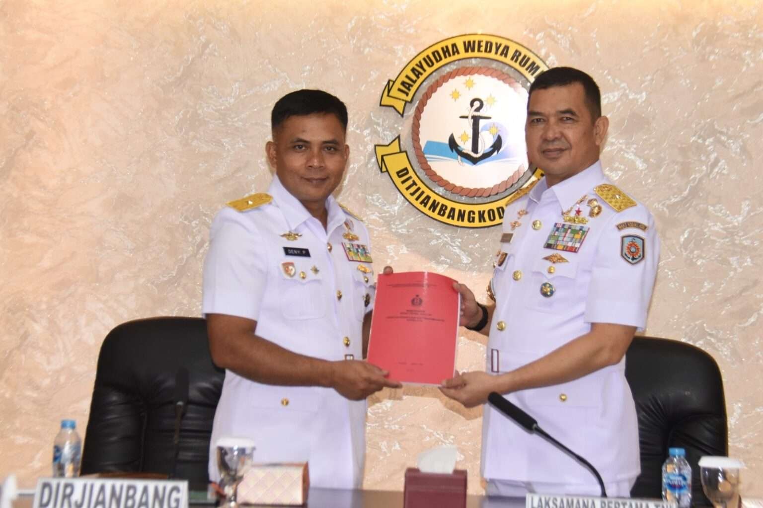 Sambut Tugas Baru, Laksma TNI Alan Dahlan Terima Naskah Memorandum