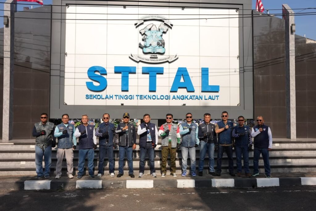 Pangkoarmada II Ikuti Gathering Vespa Kotama TNI AL Surabaya Dalam Rangka HUT Ke-80 Kemerdekaan RI