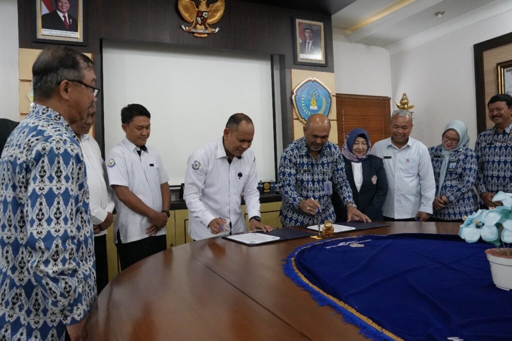 Universitas Hang Tuah dan Politeknik KP Sidoarjo Tandatangani Piagam Kesepahaman Tri Dharma Perguruan Tinggi
