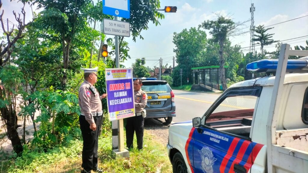 Unit Lantas Polsek Balongbendo Pasang Himbauan di Jalur Rawan Kecelakaan