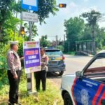 Unit Lantas Polsek Balongbendo Pasang Himbauan di Jalur Rawan Kecelakaan