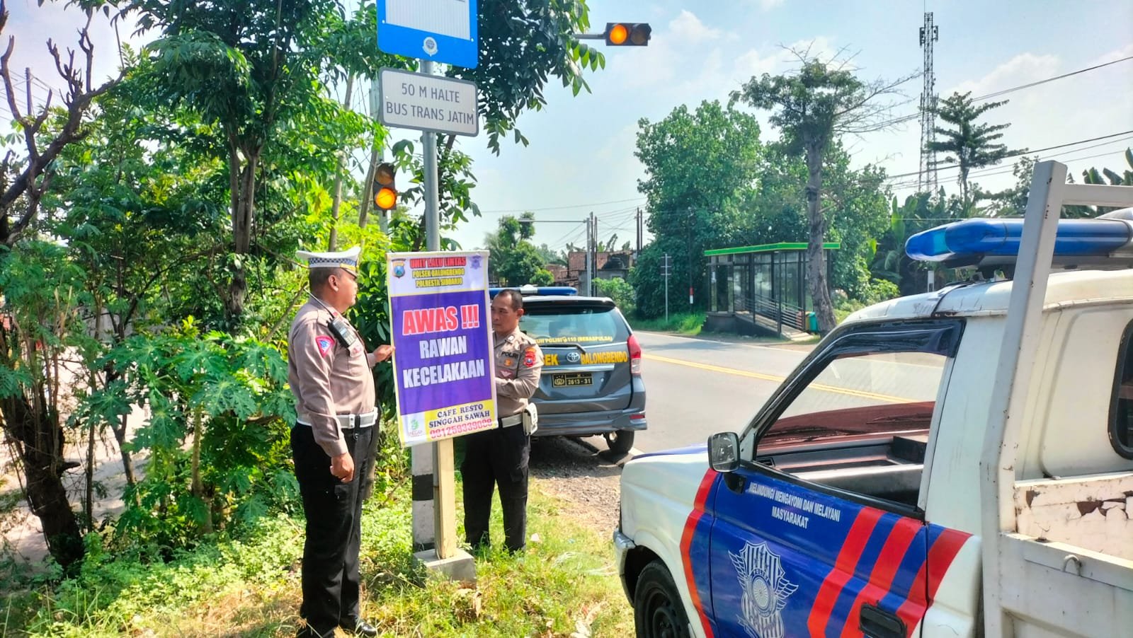 Unit Lantas Polsek Balongbendo Pasang Himbauan di Jalur Rawan Kecelakaan