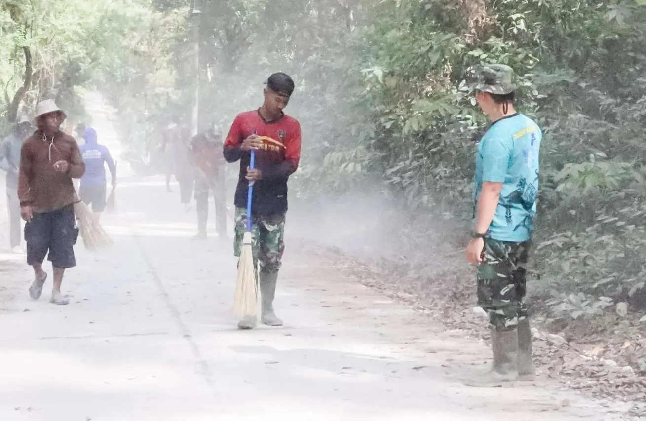 Jelang Penutupan, Warga Soko dan Satgas TMMD 125 Bojonegoro Laksanakan Kerja Bakti