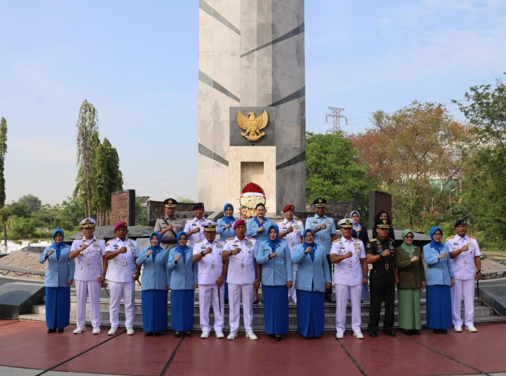 Dankodiklatal Pimpin Ziarah HUT Ke-80 TNI AL, Tabur Bunga untuk Para Pahlawan