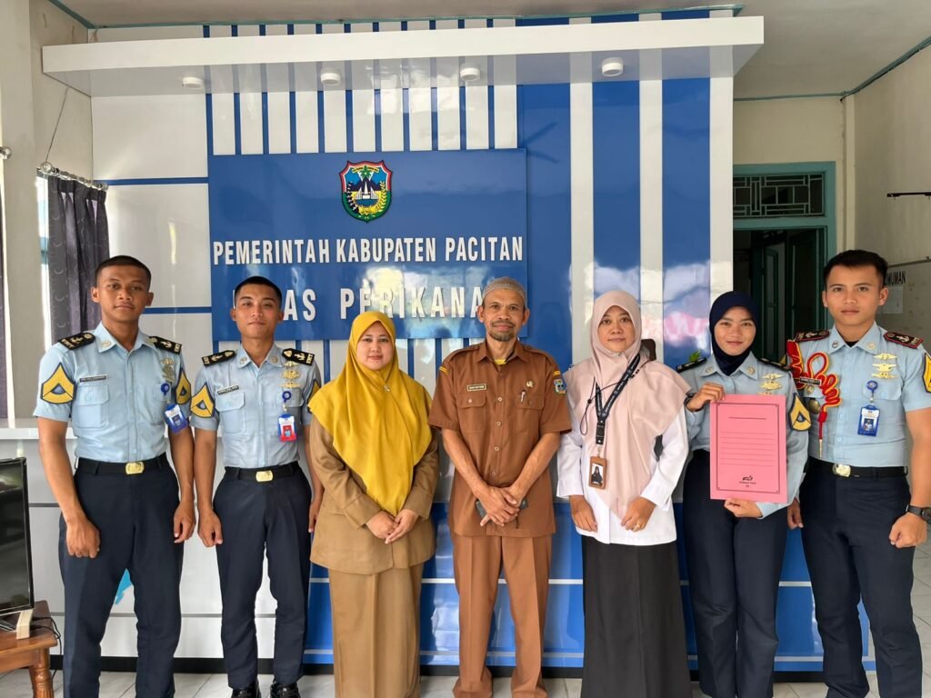 Sinergi Mahasiswa UHT dan Warga Desa Kembang: Inovasi Produk Lokal Menuju Desa Mandiri