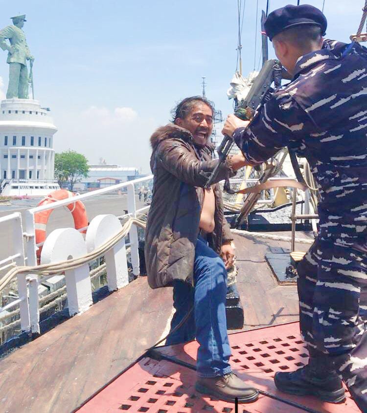 TNI Angkatan Laut Menggelar Kegiatan Take Scene Pertama film Berjudul The Hostage’s Hero di KRI Dewaruci Koarmada II