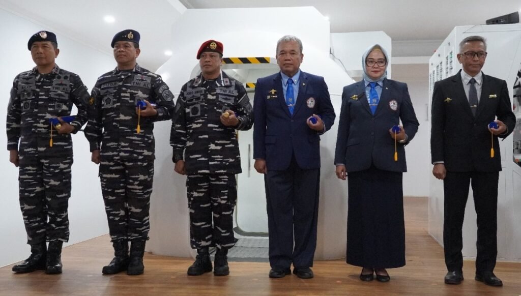 Wujud Sinergi Akademik-Militer, Dua Wakil Rektor UHT Terima Brevet Kehormatan Kesehatan Penyelaman dan Hiperbarik