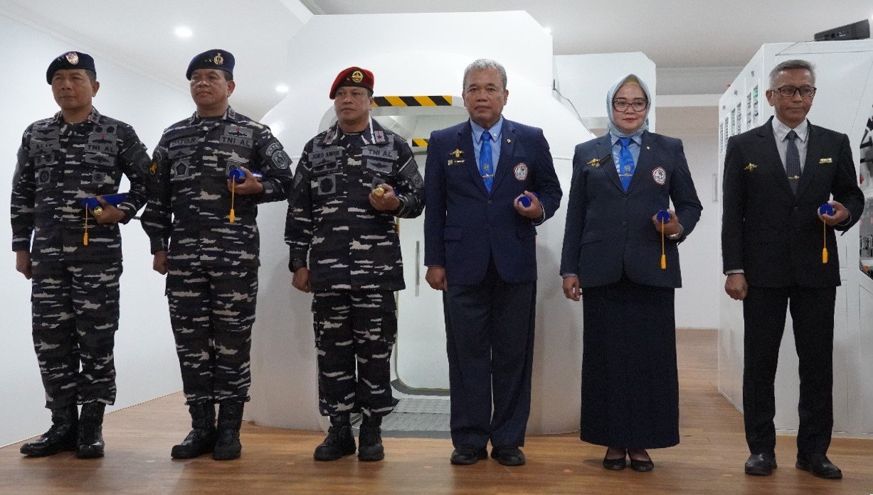 Wujud Sinergi Akademik-Militer, Dua Wakil Rektor UHT Terima Brevet Kehormatan Kesehatan Penyelaman dan Hiperbarik