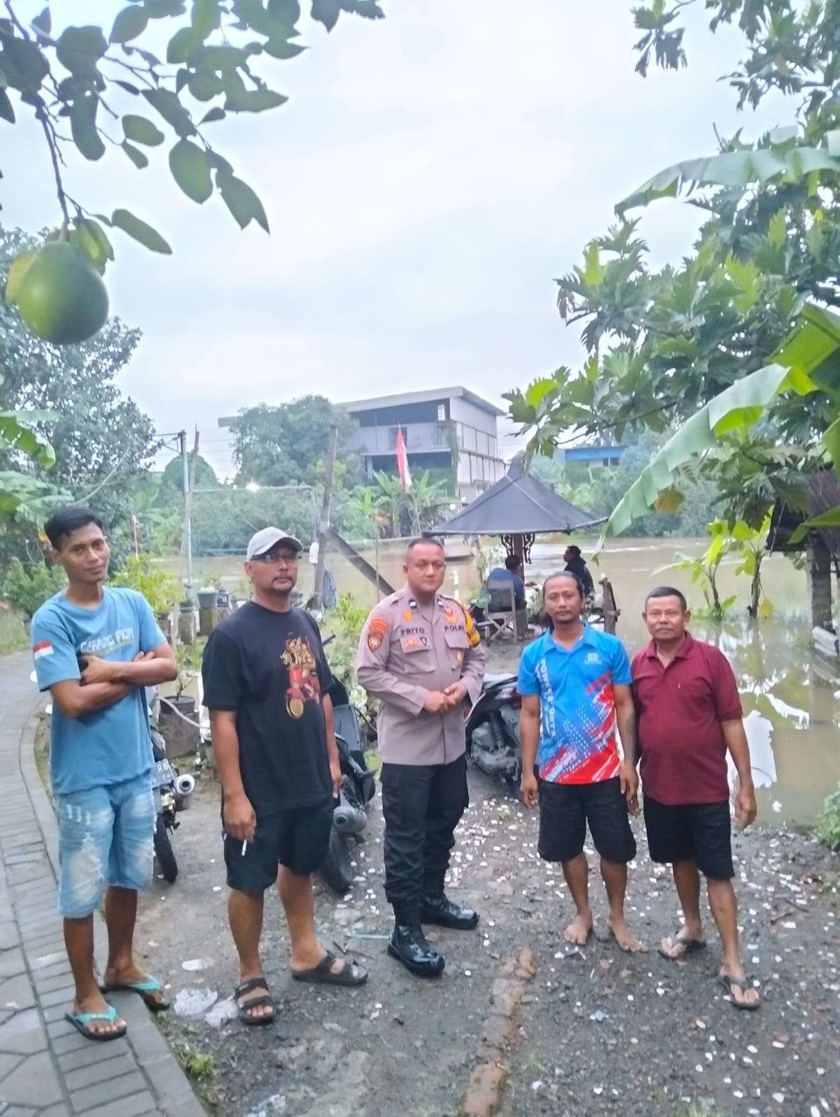 Curah Hujan Tinggi, Polisi Bersama Perangkat Desa Cek Debit Air Sungai dan Aktivitas Transportasi Tambang