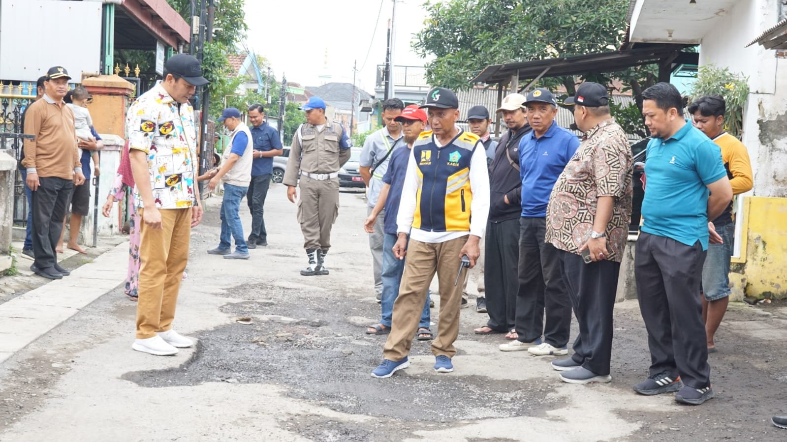 Bupati Sidoarjo terus keliling memastikan Perbaikan Jalan Berjalan maksimal