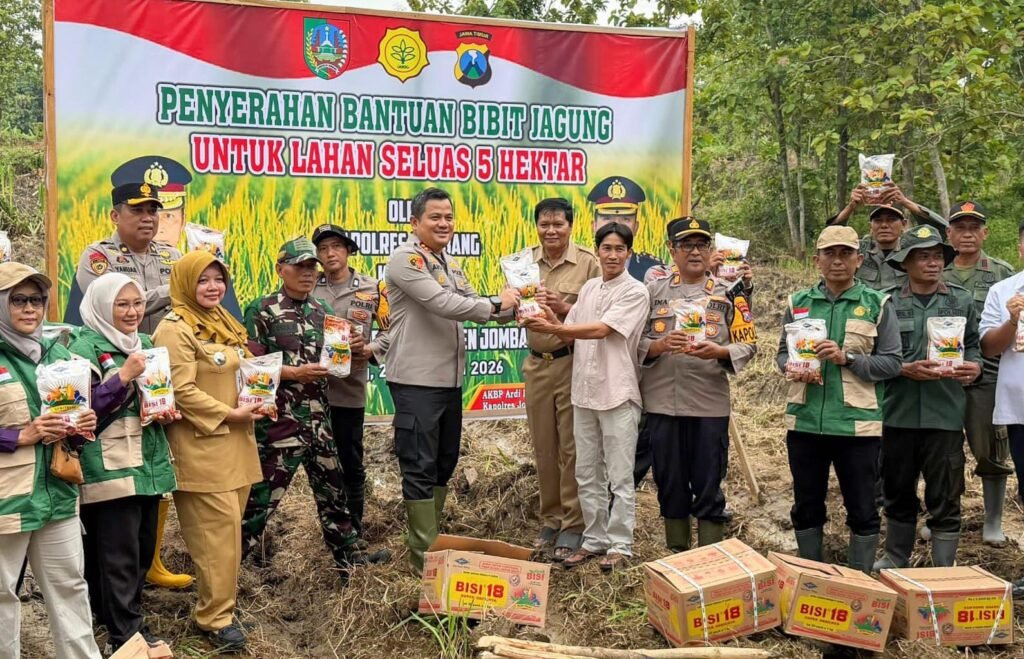 Dukung Swasembada Pangan, Kapolres Jombang Serahkan Bantuan Bibit Jagung Kepada Gapoktan Desa Katemas Kecamatan Kudu