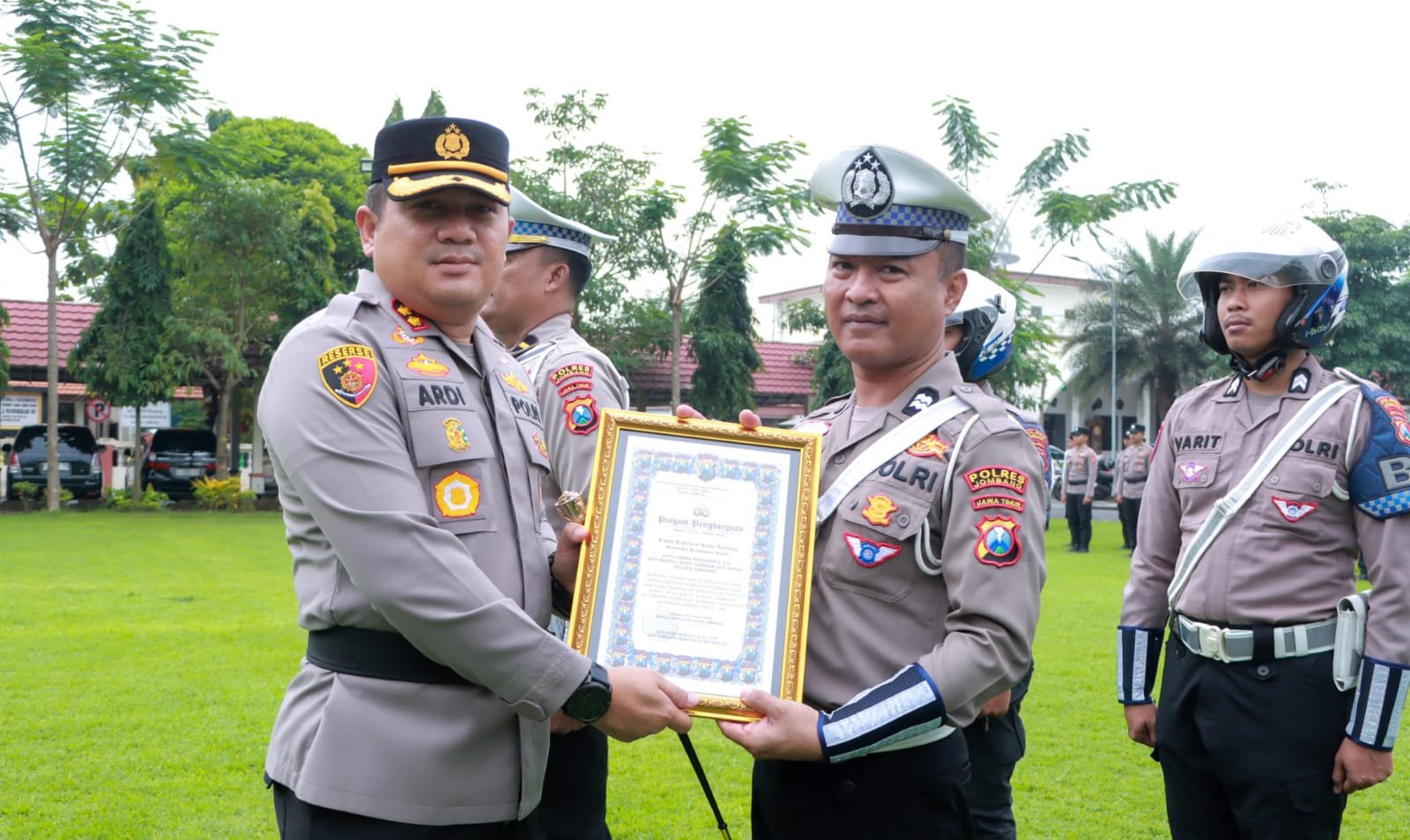 Kapolres Jombang Berikan Penghargaan kepada 15 Personel Berprestasi