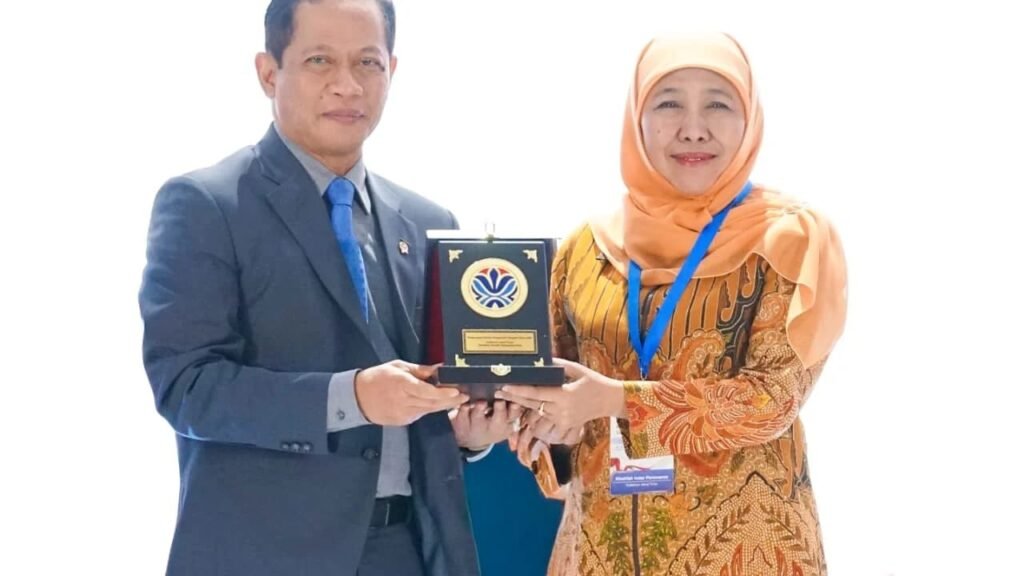 Gubernur Khofifah Raih Penghargaan Pembina Terbaik Pengelolaan Sampah Tahun 2026