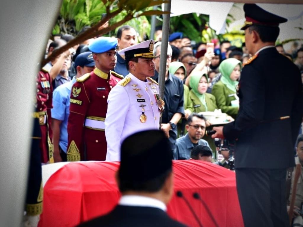 PENGHORMATAN TERAKHIR, KASAL ANTAR WAKIL PRESIDEN RI KE-6 MENUJU PERISTIRAHATAN TERAKHIR