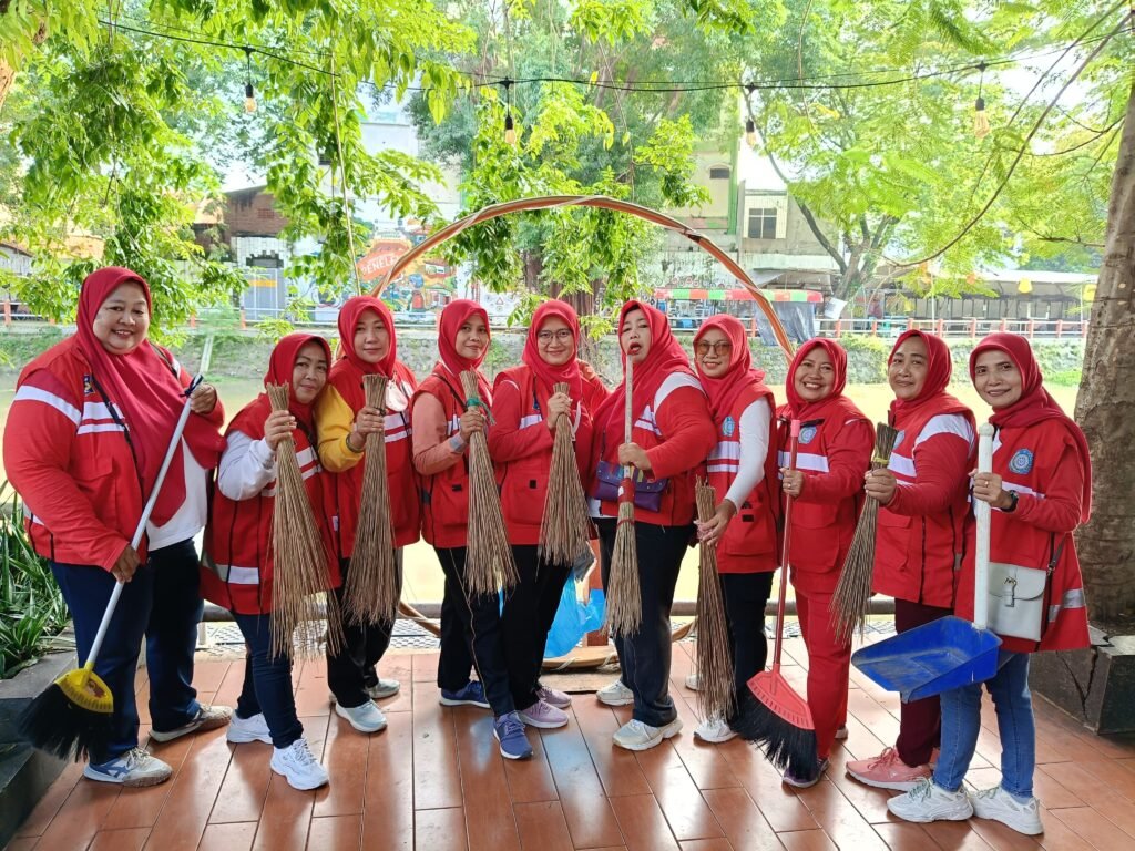 Kader Kecamatan Bubutan Gelar Kerja Bakti Bersihkan Bantaran Kalimas