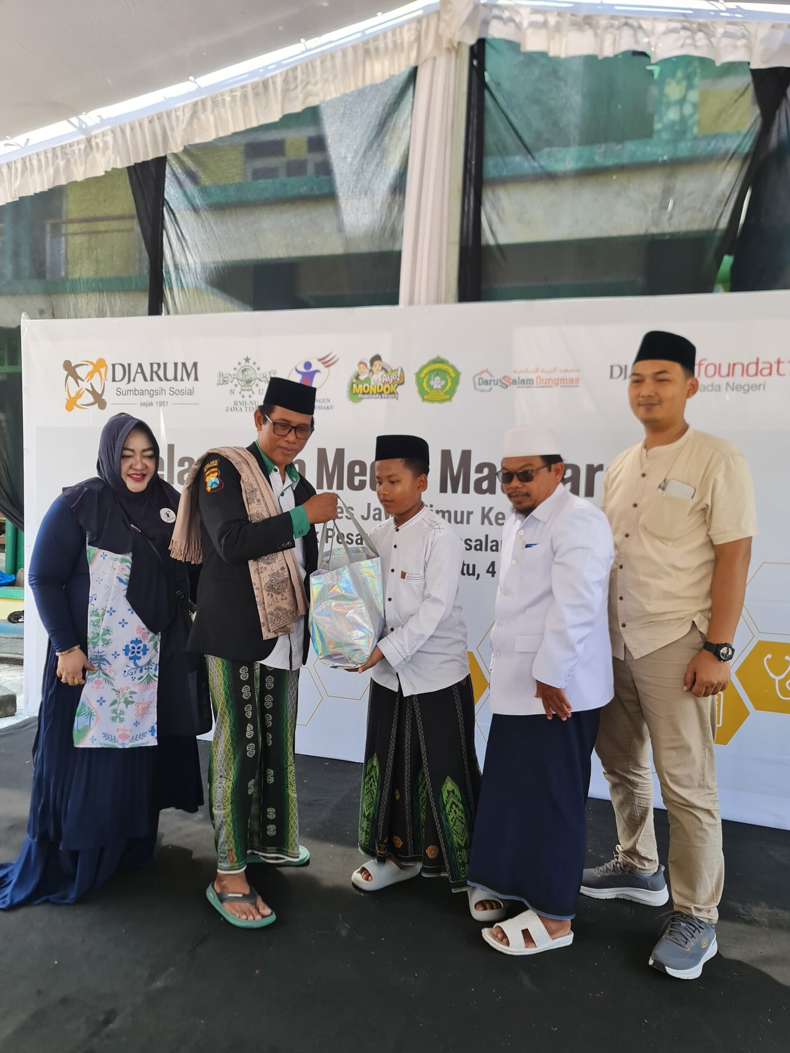 SEMARAK! BAKSOS DJARUM FOUNDATION DAN YBSI KE 89 DI PP DARUSSALAM NGAWI, 595 WARGA DILAYANI