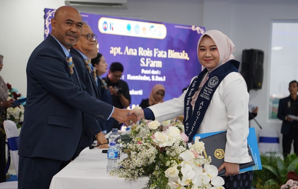 Farmasi UHT Kukuhkan 29 Apoteker Baru, Siap Berkarya untuk Indonesia