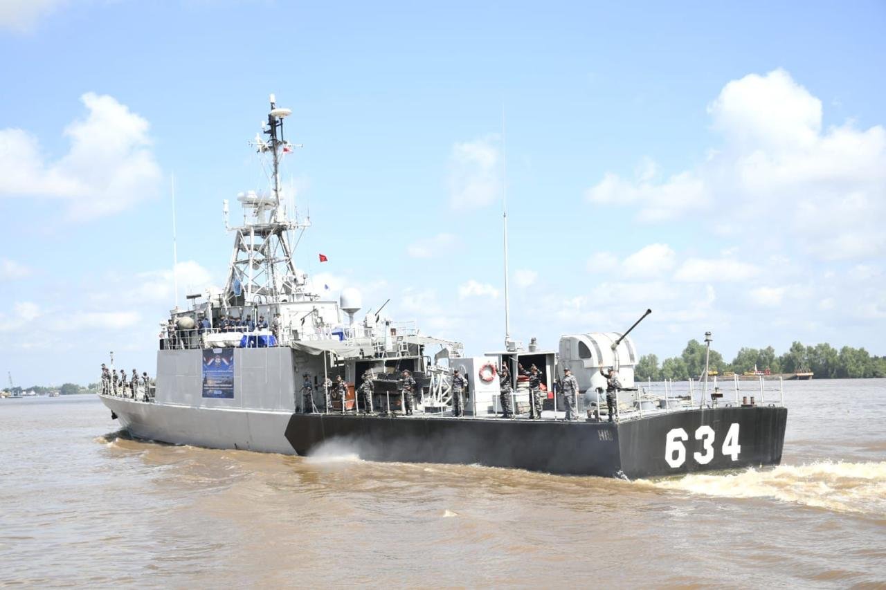 KRI Hiu-634 Kawal Ekspedisi Rupiah Berdaulat Bank Indonesia ke Pulau Terluar Kalsel